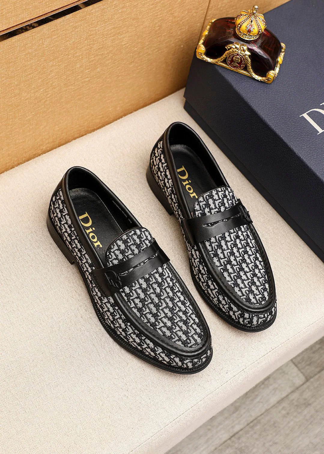 Men's shoes 💰480 💐 Product trademark: Dior "Dior" casual leather shoes Regular size: 39-44 (38.45.46🉑️Customized) Product materials: Selected Italian imported first-layer calfskin upper, imported water-dyed 🐂 cowhide lining. Strong three-dimensional visual effect, original outsole color: 2 colors available